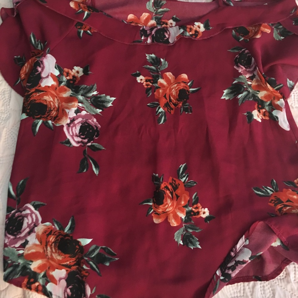 Out the shoulder thin shirt with flowers